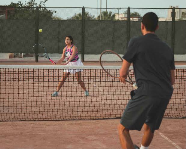 Two people playing tennis
